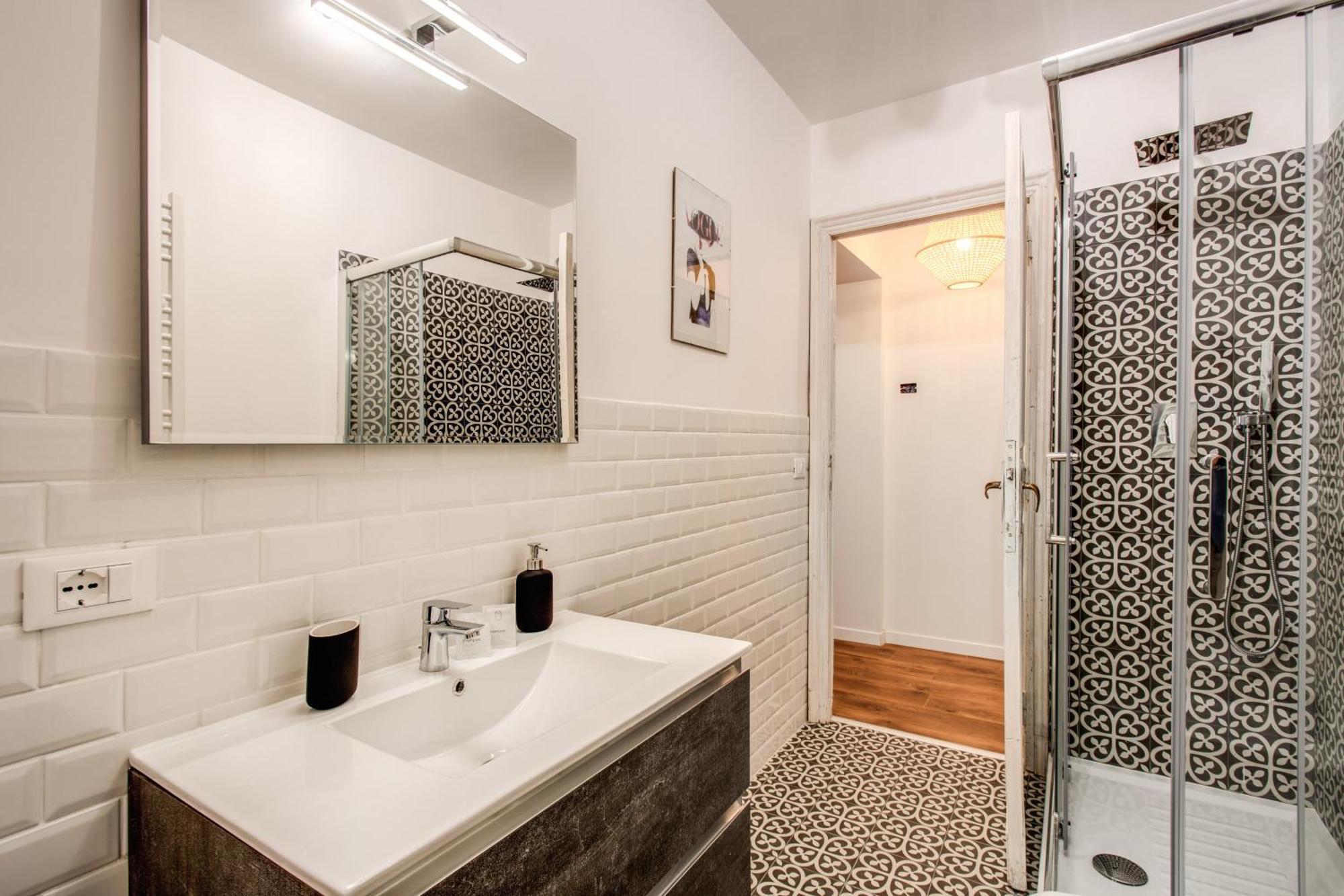 Monti Quiet And Spacious Apartment Rome Bagian luar foto